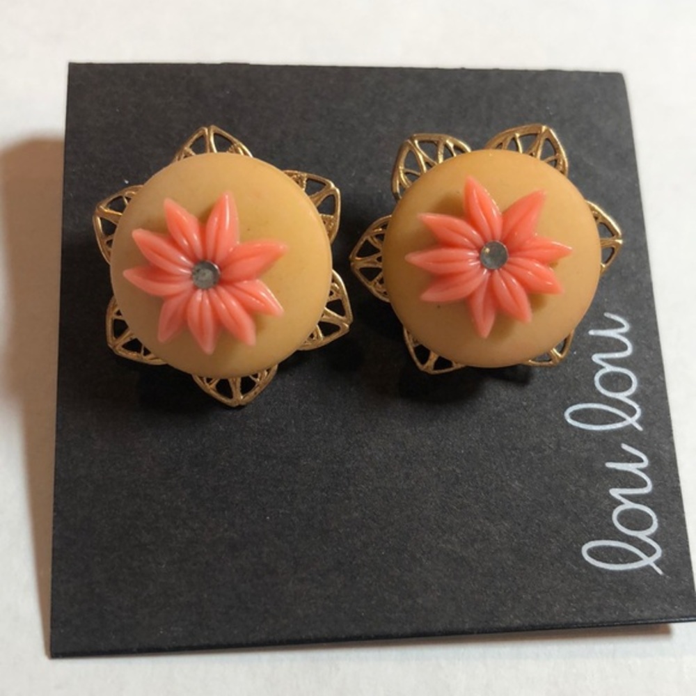 NWT Floral Stud pierced earrings
